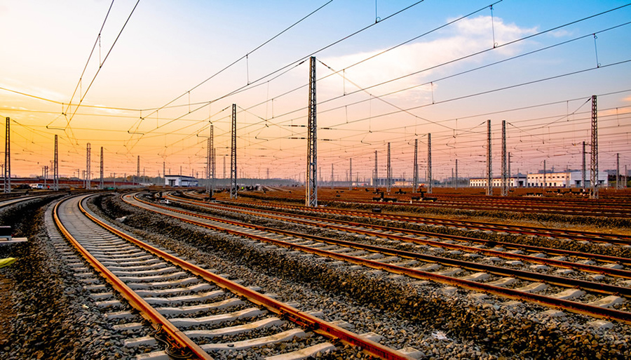 全長8公里的望京隧道，成為北京市城區內建設的第一條客運專線地下盾構隧道和國內首條且最長的城市高鐵盾構隧道，也是京哈高鐵北京至承德段全線唯一的雙洞單線大直徑盾構隧道。圖為京哈高鐵京承段北京朝陽動車所線路。（趙卓峰 攝）