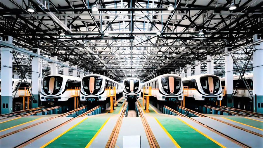 近日，隨著首趟列車在顧村公園站緩緩駛出，由中國鐵建所屬中鐵十一局、中國鐵建大橋局、中鐵十四局、中鐵二十四局、中鐵建電氣化局等單位參建的上海軌道交通15號線開始載客試運營。圖為整裝待發的列車組。