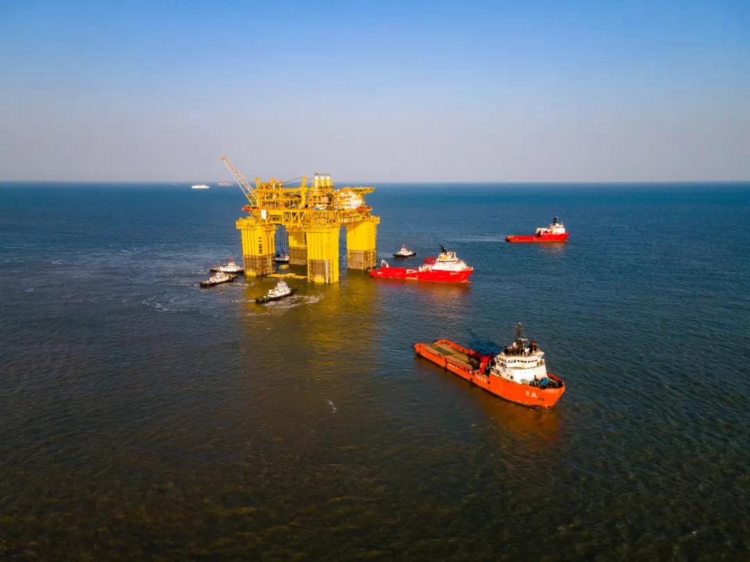 在7艘拖輪的牽引下，“深海一號”緩緩駛出碼頭，向南海進發。