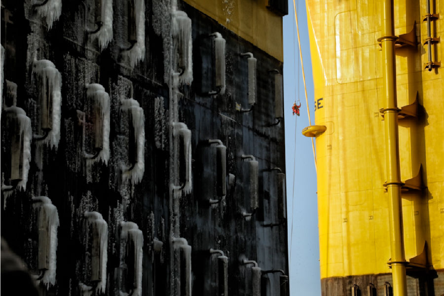 在過去的近100天里，每天有約200名工作人員在20層樓高的平臺上爬上爬下，在幾層甲板上往來穿梭，在寒冬的風雪里奮戰不息。他們摩拳擦掌，準備“深海一號”啟航前的收官一戰。啟航前一周，船體外掛懸梯拆除完成。每天一早，身穿不同工服的工作人員就忙著系安全帶、穿救生衣，仰著頭等著吊籠帶他們去“戰斗”。