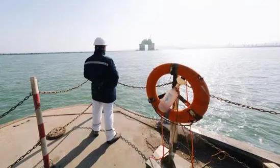 部分項目組人員登上小拖輪，從碼頭到錨地，護送“深海一號”最后一程。