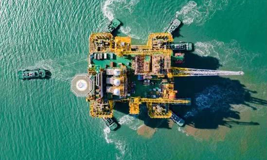 行至錨地，3艘拖輪啟動掛纜作業。6小時后，“深海一號”發出了第一條日報：一切正常！出發！奔赴南海！“深海一號”將于2月抵達海南島東南陵水海域實施油氣生產設施現場安裝調試，預計6月具備投產條件。投產后的我國首個1500米深水自營大氣田——陵水17-2氣田，將依托海上天然氣管網大動脈每年為粵港瓊等地供應30億立方米天然氣，可滿足大灣區四分之一的民生用氣需求。