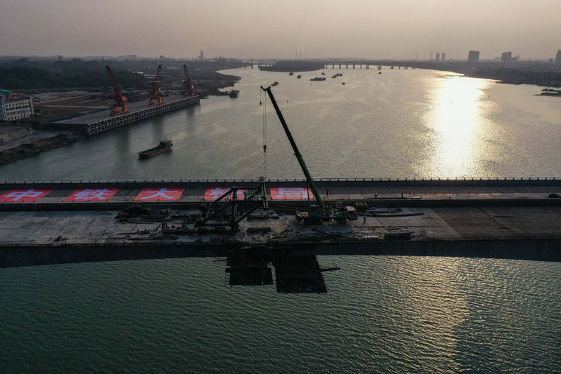 圖為1月26日，中鐵大橋局施工人員在北江特大橋進行合龍作業。（新華社記者 劉大偉 攝）