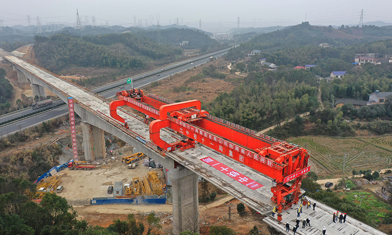 1月31日，由中鐵十一局承建的常（德）益（陽）長（沙）高鐵岳臨高速特大橋順利完成箱梁架設，至此，中鐵十一局常益長高鐵項目圓滿完成標段內全部箱梁架設任務，全面轉入線上施工。圖為常益長高鐵六標箱梁架設現場。（新華社記者 趙眾志 攝）