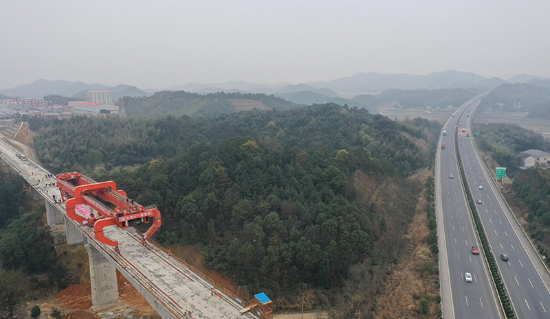 圖為1月31日拍攝的常益長高鐵六標箱梁架設現場。（新華社記者 趙眾志 攝）