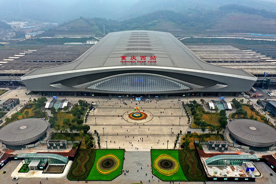 該集團引入智慧建造管理系統及先進的塔吊防碰撞監測系統加強安全質量管理，在重慶開創了多條地鐵曲線下穿地下交通樞紐施工的先河。圖為重慶西站站前廣場。