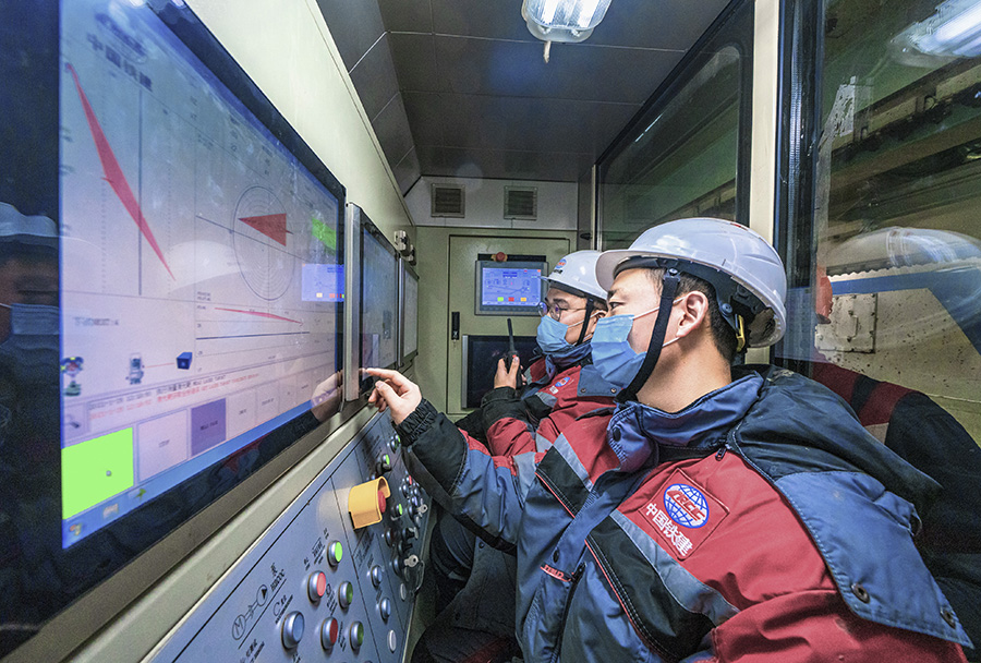 圖為盾構機司機操作葉甫蓋妮婭號掘進。