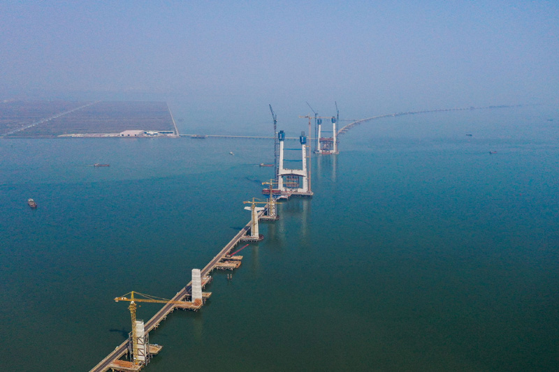 圖為2月2日，深中通道橫門大橋兩端的非通航孔橋將使用60米混凝土箱梁。（新華社記者 劉大偉 攝）