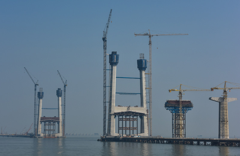 圖為2月2日，深中通道橫門大橋兩端的非通航孔橋將使用60米混凝土箱梁。（新華社記者 劉大偉 攝）