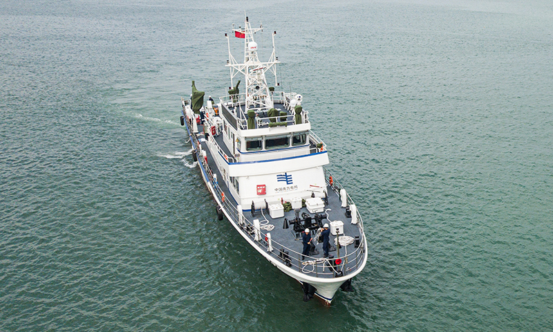 圖為2月3日在海口拍攝的海底電纜綜合運維船“南電監查01”。（新華社記者 蒲曉旭 攝）