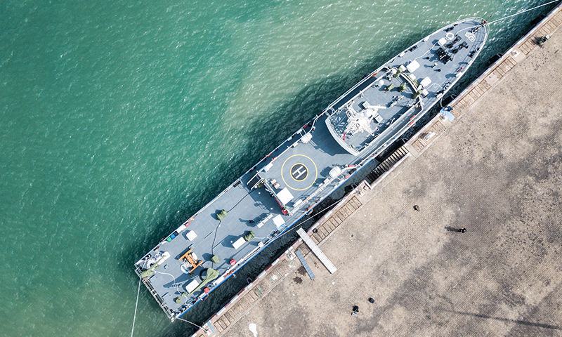 圖為2月3日，停泊在海口秀英港的海底電纜綜合運維船“南電監查01”。（新華社記者 蒲曉旭 攝）