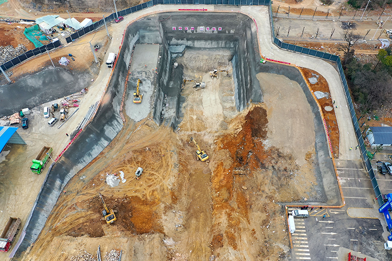 2月3日，中鐵二十四局承建的貴陽軌道交通S1線金竹站項目施工現場熱火朝天。該項目通過發放過節補貼、舉辦文藝晚會、趣味運動會等措施，讓留守崗位的100多位建設者安心暖心就地過年。圖為大型機械在金竹站施工現場作業。（新華社記者 劉續 攝）