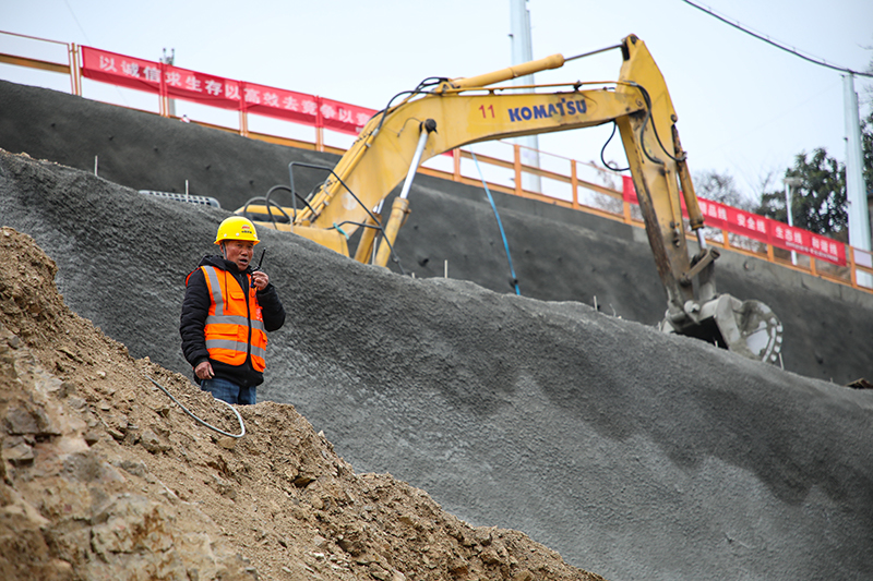 圖為2月3日，建設者在金竹站施工現場指揮大型機械作業。（新華社記者 劉續 攝）
