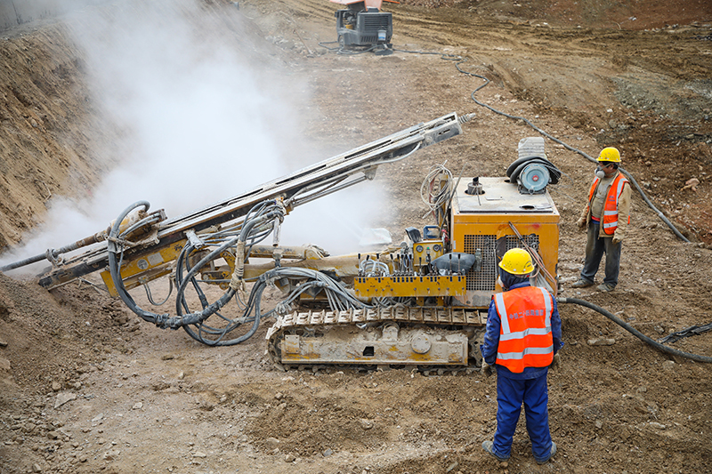圖為2月3日，建設者在金竹站施工現場作業。（新華社記者 劉續 攝）