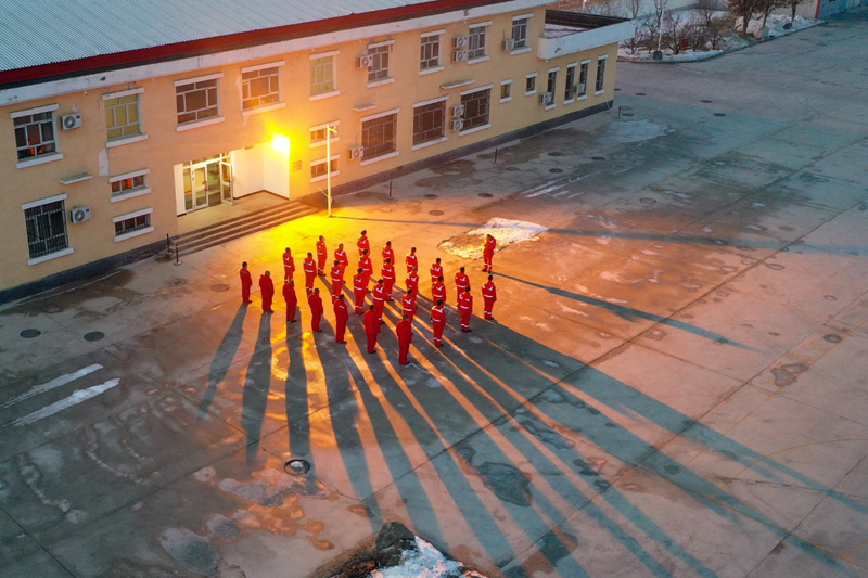國家管網西部管道公司霍爾果斯壓氣首站位于新疆霍爾果斯，是中亞天然氣進入我國的第一站，也是西氣東輸二線、三線共同的“龍頭站”和全線運行的“心臟”，被稱為中國能源通道國門第一站。來自中亞的天然氣從霍爾果斯一路向東，途經湖南、湖北，直達上海，冬季用氣高峰時每天有超過1.4億立方米天然氣在此“路過”，為管道沿線27個省區市和香港特別行政區的5億多人口送去了清潔能源。圖為2月4日，在霍爾果斯壓氣首站，運維人員進行班前點名。（新華社記者 丁磊 攝）