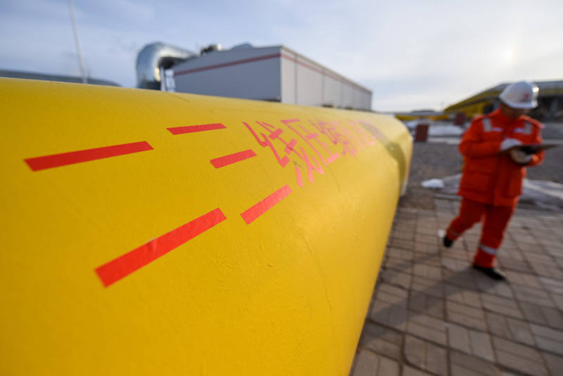 圖為2月4日，在霍爾果斯壓氣首站，運維人員對站內設備進行巡檢。（新華社記者 丁磊 攝）