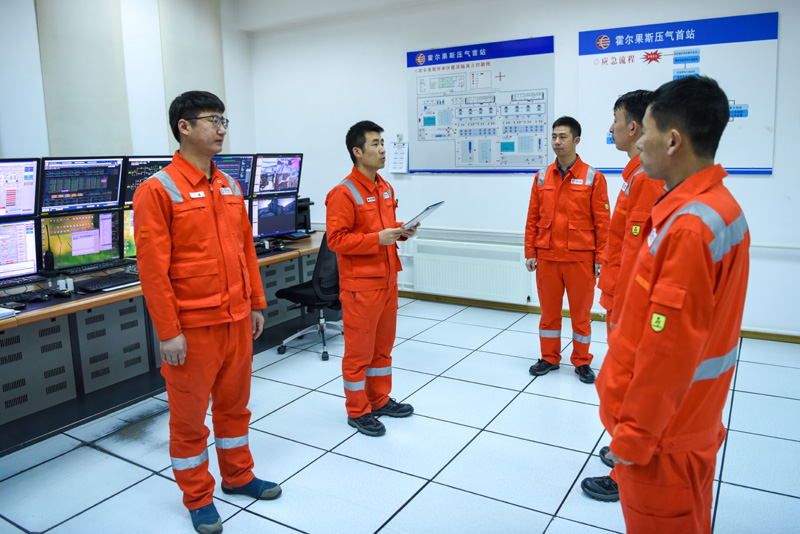 圖為2月4日，在霍爾果斯壓氣首站，調度運行值班員進行交接班。（新華社記者 丁磊 攝）
