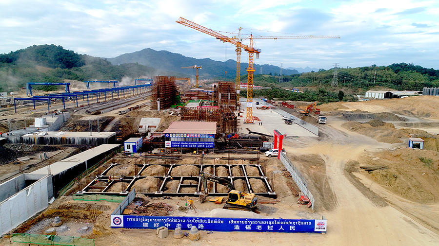 施工過程中，項目部緊緊圍繞“精品工程”建設目標，不斷優化施工方案和資源配置，克服工期緊、任務重、新冠肺炎疫情影響大、天氣炎熱等諸多困難，搶抓旱季施工大干有利時機，有力保障了萬象至萬榮段通信干線光纜敷設施工的順利完成，確保中老鐵路年底高質量開通目標順利實現。圖為中老鐵路瑯勃拉邦信號樓施工現場。