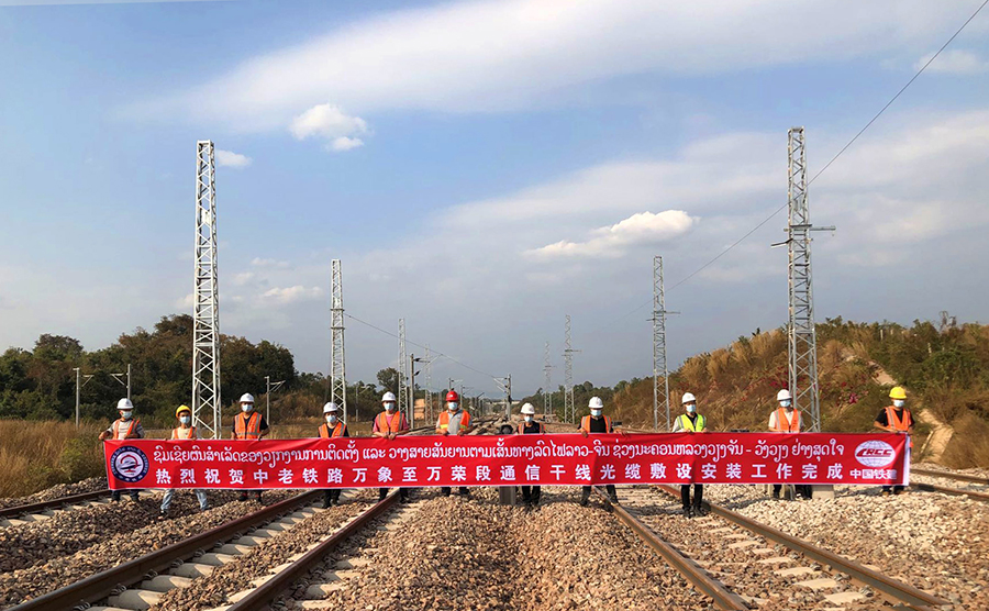 鐵路通信干線光纜是鐵路各類信號采集傳輸的“高速公路”，電力遠動、牽引供電、信號CTC、GSM-R無線等各項功能均要通過該通道實現信號采集傳輸。有了光纜通信的支持，不僅可以實現列車運行的精準調度和通信，還可以實現電子客票核驗、車載廣播傳輸、電子信息顯示等多種應用，使得列車在中老鐵路上運行更加高效安全。