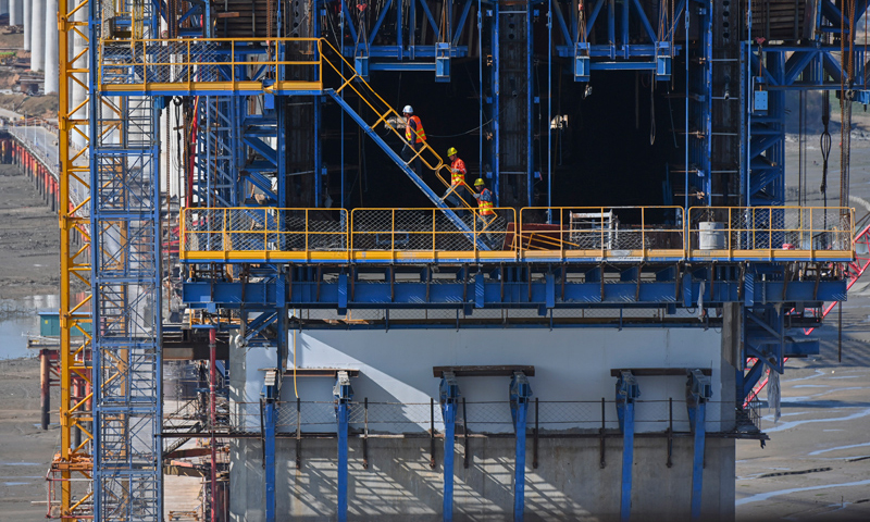 圖為2月15日，施工人員在新建福廈鐵路湄洲灣跨海大橋斜拉橋主墩施工。（新華社記者 宋為偉 攝）