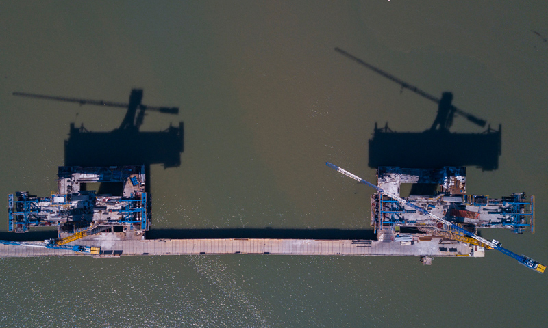 圖為2月15日，施工建設中的新建福廈鐵路湄洲灣跨海大橋斜拉橋兩主墩。（新華社記者 宋為偉 攝）