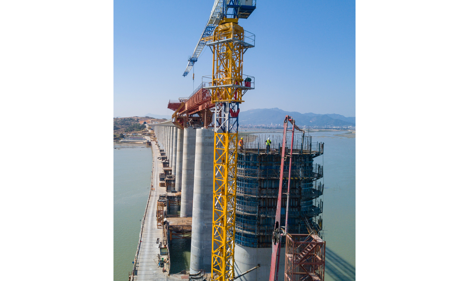 圖為2月15日，施工人員在新建福廈鐵路湄洲灣跨海大橋318#墩配合澆筑混凝土。（新華社記者 宋為偉 攝）