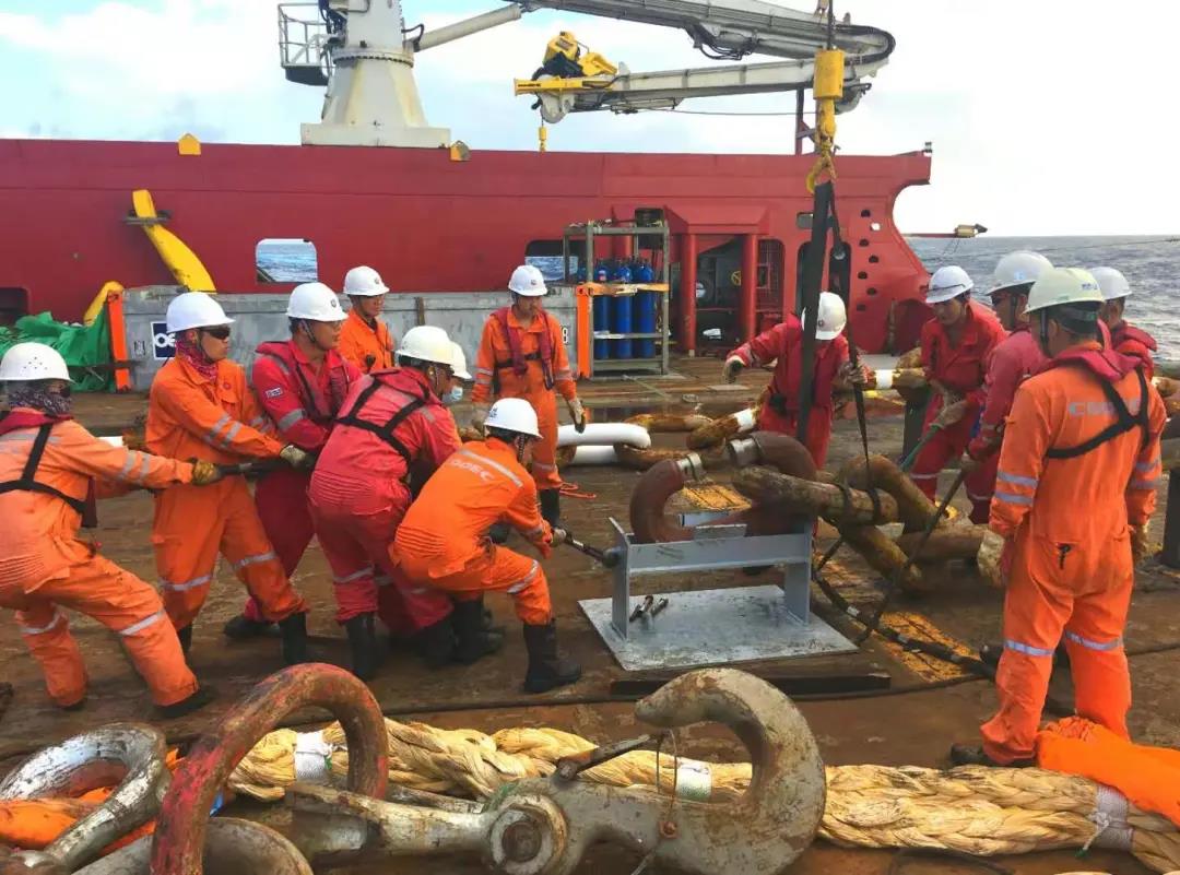 為了確保早日完成回接，為后續作業贏得更多寶貴的時間，現場所有人放棄與家人團聚的機會，春節期間照常作業。