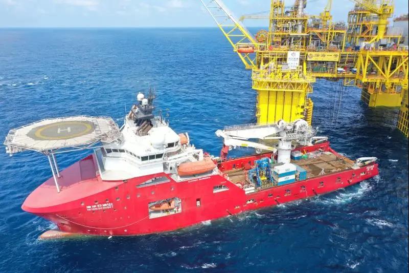 經過12天的緊張“戰斗”，在2月17日大年初六這天，16根系泊纜全部回接完成。“深海一號”至此牢牢扎根于1500米水深的海域，為陵水17-2氣田生產貢獻力量。