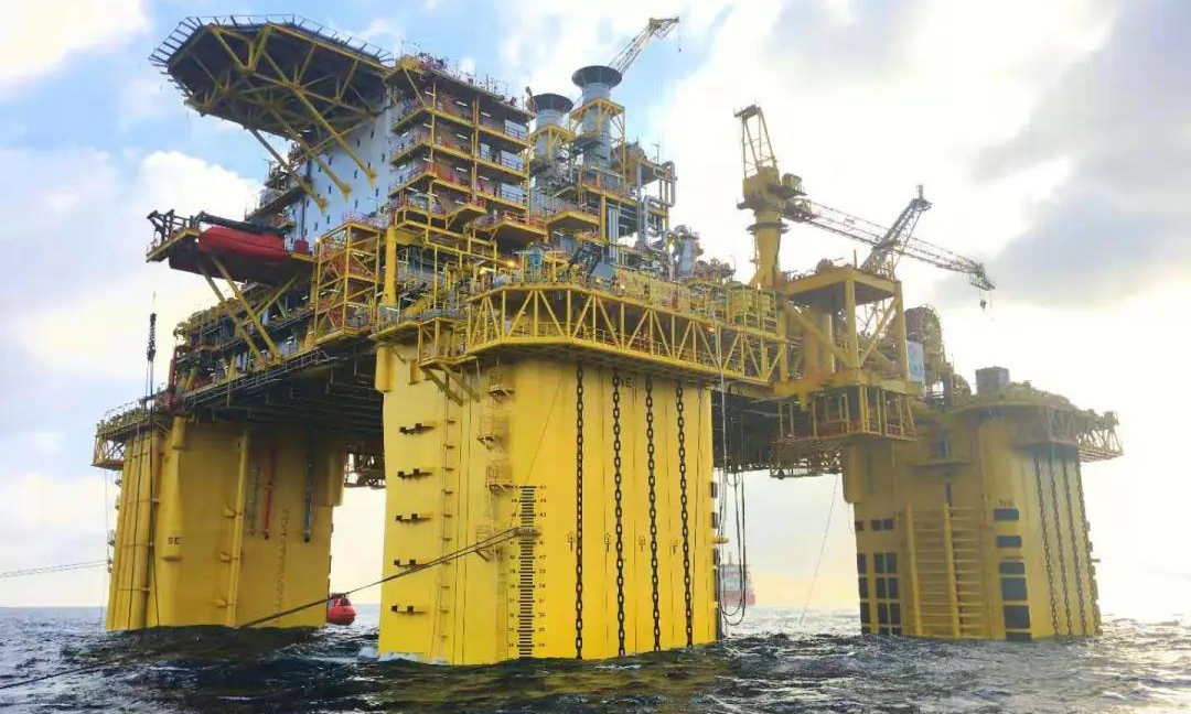 2月17日大年初六凌晨3點07分，中國海油“深海一號”能源站順利完成16根系泊纜的回接作業，“深海一號”正式“安家”深海。“深海一號”能源站（簡稱“深海一號”）是我國自主設計建造的全球首座十萬噸級深水半潛式生產儲油平臺，服務于我國首個自營深水大氣田陵水17-2的開發。