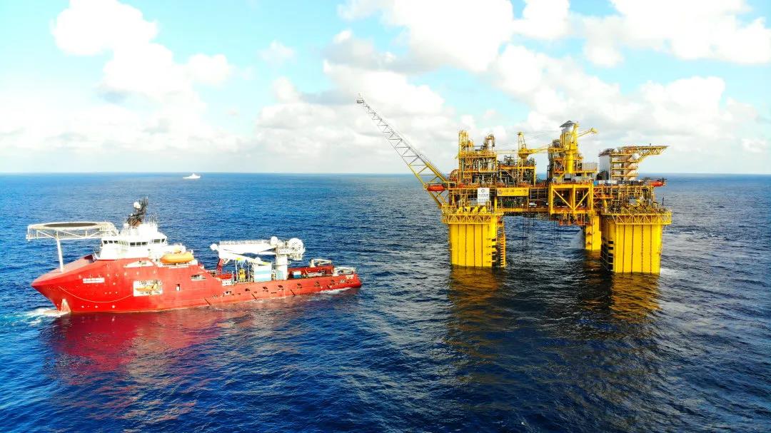 1月19日，“深海一號”從煙臺出發，穿越渤海、黃海、東海、南海四個海域，歷經風雨、涌浪、寒暑洗禮，長途“奔襲”1600余海里，歷時29天，于2月6日抵達陵水海域就位。