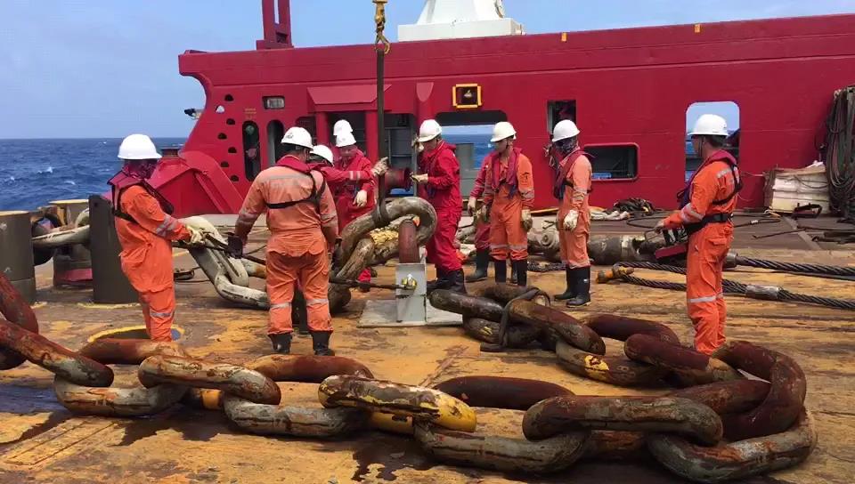 陵水17-2氣田開發項目總經理尤學剛介紹，“深海一號”設計16根系泊纜，每根長2500多米。2020年9月，16根系泊纜的主體部分已預鋪在1500米深的海底；2021年2月6日“深海一號”拖航就位后，系泊回接作業隨即展開。這是國內首次在1500米水深海域進行系泊回接作業，沒有可借鑒經驗。