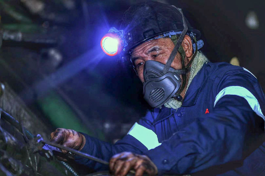 春節期間，國家能源集團的建設者堅守崗位，確保能源穩定供應。圖為國家能源集團寧夏煤業梅花井礦綜采三隊支架工汪洪洋在井下作業。汪洪洋今年46歲，父母、妻子和孩子均在老家重慶市彭水縣。今年，汪洪洋積極配合疫情防控工作，春節期間選擇堅守崗位。（郝華 攝） 