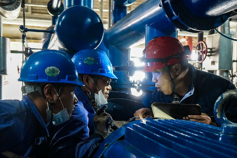 圖為春節期間，國家能源集團河南民權電廠設備部副主任滑志明（圖右）在真空泵檢修現場指導同事作業。他和檢修團隊的員工們確保了2號機組健康穩定運行，為節日期間能源供應發揮積極作用。（黃瑋 攝）