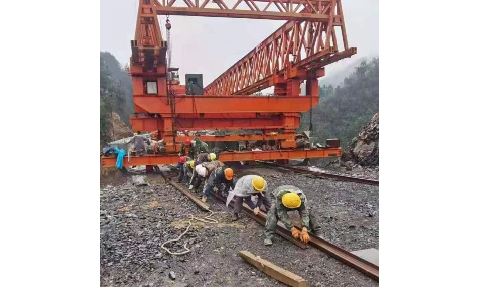 圖為2月18日，湖南軌道交通控股集團鳳凰磁浮文旅項目高鐵站工人在鋪設軌道，項目現場熱火朝天。項目下半年將與張吉懷高鐵同步開通。這將使鳳凰成為全國唯一擁有磁浮旅游軌道的縣級城市和旅游景區，對湘西鞏固脫貧成果，實現全面脫貧和鄉村振興有積極的推動作用。