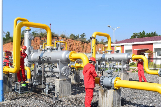 圖為近日，湘投集團旗下湖南省天然氣管網有限公司承建的“氣化湖南工程”邵東市分輸站節后組織員工擦洗工藝設備。