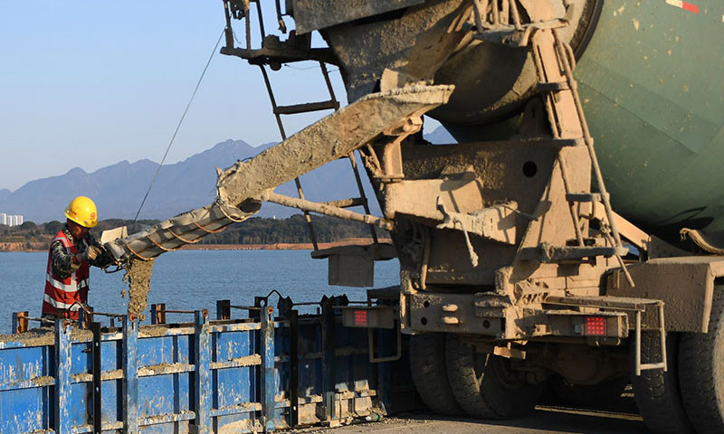 2月20日，中鐵四局的建筑工人在安九高鐵廬山特大橋建設現場澆筑防撞墻。（新華社記者 萬象 攝）