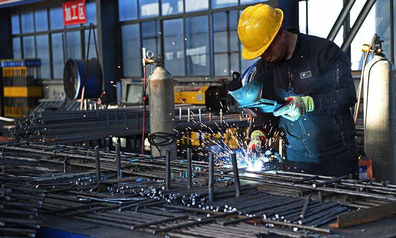 2月20日，中鐵四局的建筑工人在安九高鐵江西段一梁場加工鋼筋。（新華社記者 萬象 攝）