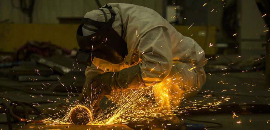 近日，中核華興一線操作工劉承貴正在加班加點打磨連接板作業。（范錦紅 攝）