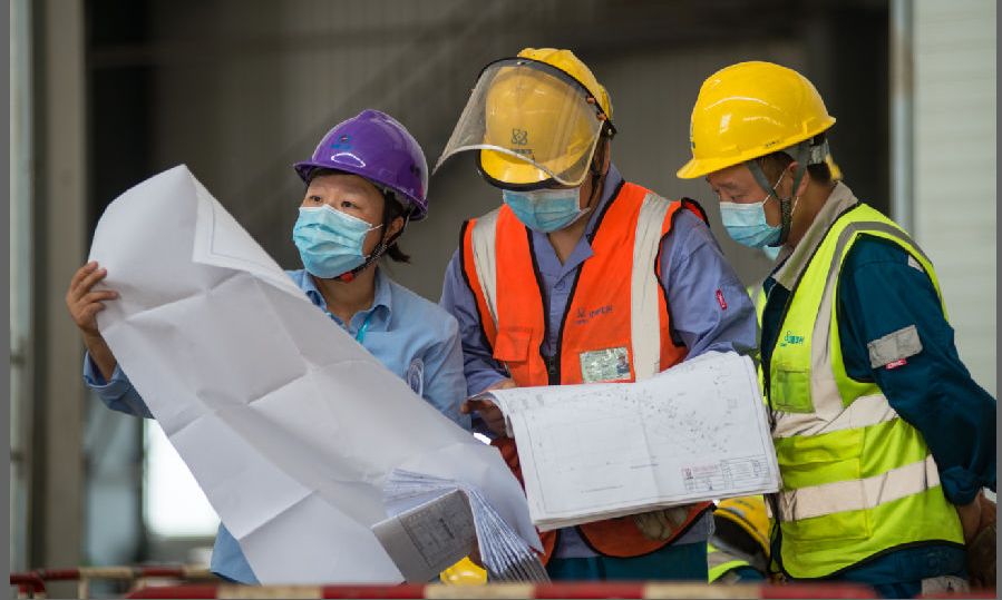 近日，中核華興鋼結構管理部濱江基地技術主管高莉靈、鉚工班長賈興寬正在一個一個的復核構件尺寸，班組驗前的自檢，技術員依照藍圖和轉換圖的對比檢查，是保證構件質量的第一道關防，也是最重要的一道。（范錦紅 攝）