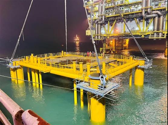 2020年是中國海油渤海油田決戰環保升級三年行動計劃的收官之年，也是岸電項目的關鍵一年。中國海油穩步推進海上大規模油田岸電改造項目，按照“整體規劃、分步實施、新老并舉、示范先行”的總體思路，岸電項目以河北、遼寧、山東三個區域陸地電力為依托，對海上油田進行岸電接入，在三個區域建設5座陸地開關站，在海上建設9座電力平臺，鋪設580多公里高壓海纜。