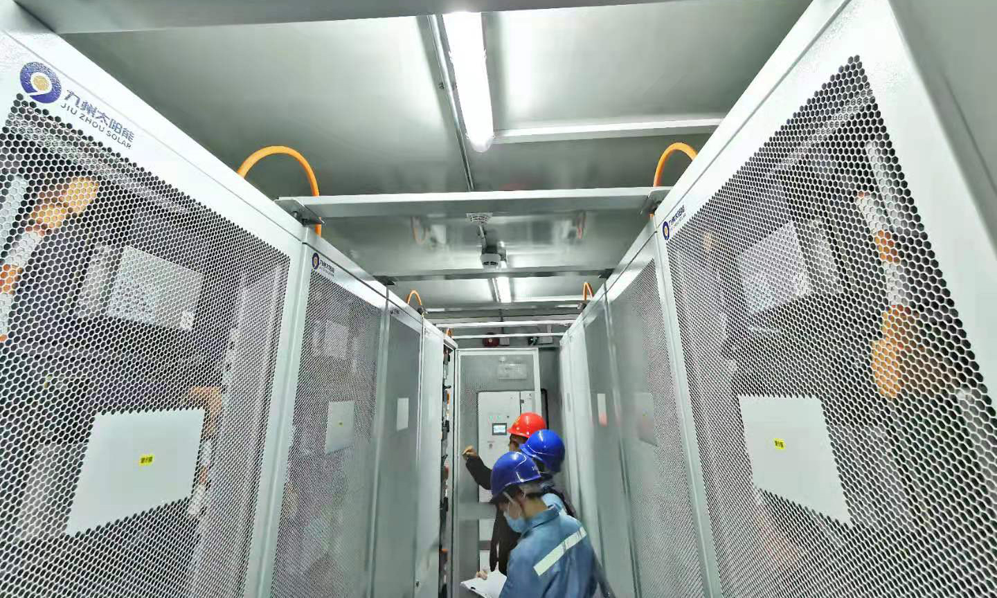 春節前夕，南方電網廣東中山港口供電分局配電運維服務人員走進當地一家電子設備公司，協助開展工廠配用電系統運行檢查。