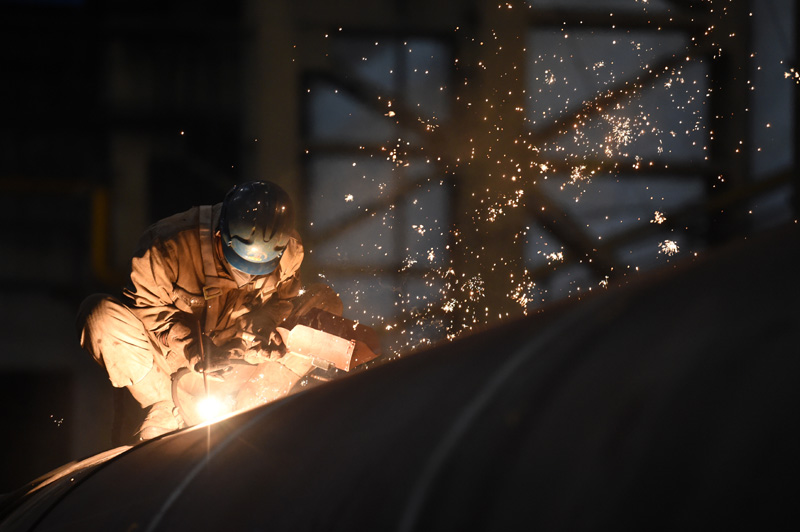 2021年以來，哈電集團哈爾濱鍋爐廠有限責任公司在燃氣鍋爐、工業鍋爐、預熱器市場捷報頻傳，市場開發實現開門紅。目前企業正加緊生產，保障訂單完成進度。圖為2月23日，工人在哈電集團哈爾濱鍋爐廠有限責任公司的生產車間作業。（新華社記者 王建威 攝）