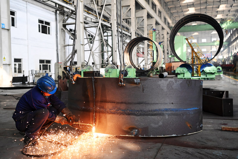 圖為2月23日，工人在哈電集團哈爾濱鍋爐廠有限責任公司的生產車間作業。（新華社記者 王建威 攝）