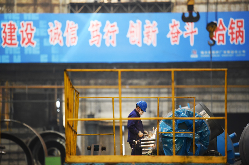 圖為2月23日，工人在哈電集團哈爾濱鍋爐廠有限責任公司的生產車間作業。（新華社記者 王建威 攝）