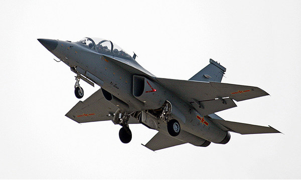 近日，航空工業所屬公司陸續迎來牛年首個飛行日，完成試飛生產任務，為牛年“開門紅”贏得頭彩。2月24日，航空工業洪都在下達開飛動員令后，試飛站各大隊迅速奔赴崗位，正式拉開春節后首飛的序幕。當日上午10時，伴隨著陣陣發動機轟鳴聲，一架高教機呼嘯而出，拔地而起，直插云霄，標志著洪都公司順利完成牛年第一飛。 （胡桑 攝）