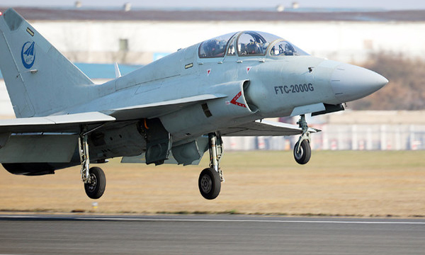 2月22日，航空工業貴飛從飛機零件加工到各型飛機產品部裝、總裝生產線，從生產組織管理到飛機試驗試飛現場全面開工。當日上午，貴飛機場停機坪上，數架飛機發動機陣陣轟鳴，戰機一次次升空，又一次次平穩降落，順利實現了春節后的第一飛。 （張圣華 鄭航 攝）