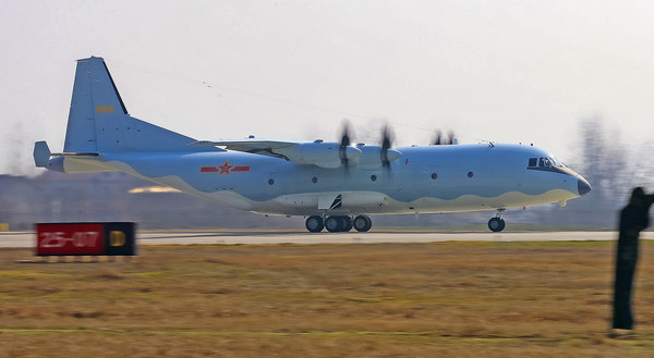 2月23日，航空工業陜飛試飛廠現場一片繁忙，機務人員一大早就將當天開飛的某型機牽引至機場。上午9時，該機迎著春天的朝陽騰空而起，拉開了陜飛牛年科研生產的序幕。（劉勝 攝）