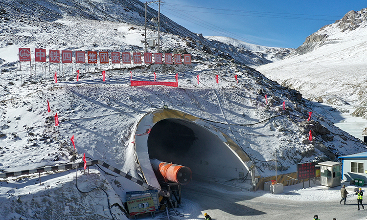 據了解，國道213線東山隧道全長3639米，平均海拔3850米，進口位于甘肅省張掖市肅南裕固族自治縣，出口位于青海省海北藏族自治州祁連縣。圖為中鐵四局承建的國道213線東山隧道進口。（新華社記者 陳斌 攝）