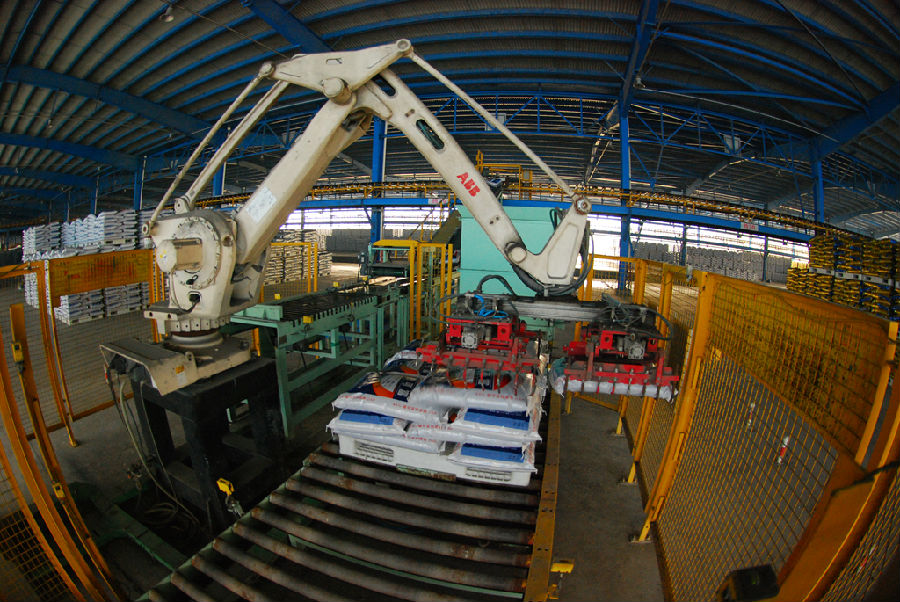 微風送暖，大地回春。全國已進入春耕備肥關鍵期，中國海油所屬中海石油化學股份有限公司（簡稱中海化學）日產化肥超1萬噸，可為近40萬畝糧食與瓜果作物提供養料。2月以來，中海化學大峪口公司迎來發運旺季。圖為該公司五大裝置開足馬力奮戰春耕，8臺“機械手臂”將一包包化肥整齊地碼在托盤上，發往全國各地。