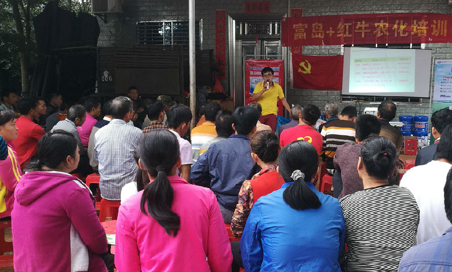 在南方溫暖的春天里，農戶已經忙碌在綠油油的田間。冬季瓜菜的檔口還沒有結束，早稻季節又匆匆趕來，這也是中海化學營銷公司華南分公司最忙的季節。早在農歷大年初五，公司就開始發運春耕需要的尿素、配方肥及復合肥，滿足農戶的肥料需求。華南分公司的農化技術人員也走進田間地頭，指導農民合理用肥，提早掌握預防病蟲害的技術，為春耕保駕護航。圖為營銷公司華南分公司農戶培訓會現場，農技人員向農戶介紹化肥產品使用技術。
